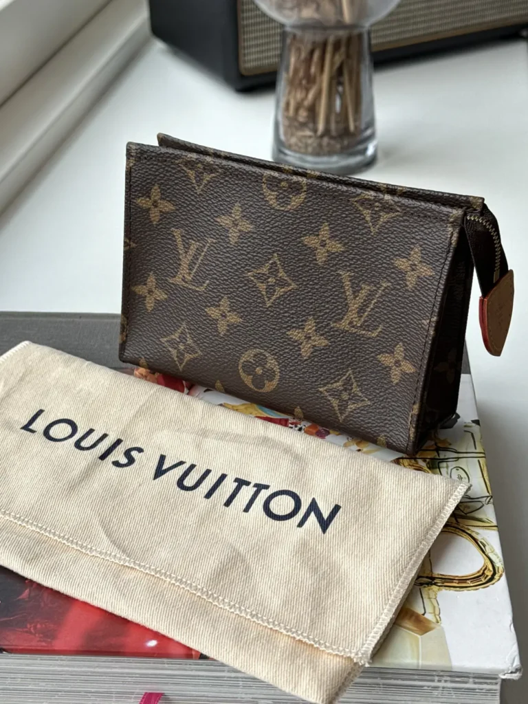 Louis Vuitton Poche Toilette 15 kosmetikpung i Monogram Canvas med fuchsiafarvet interiør